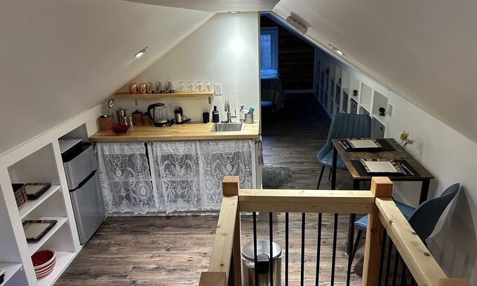 Nelson House | Welcome to Troll Haven! 10 min walk from downtown, cozy space with kitchenette.