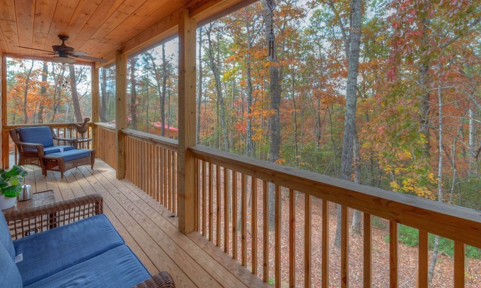 Murphy Cabin | Welcome to Whispering Pines! - King Bed! Bunk Beds! Fenced yard! Pet Friendly!