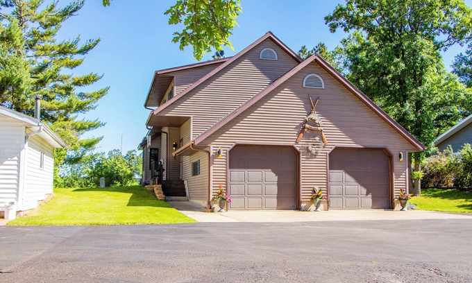 Augusta House | Welcome to your perfect getaway on the serene shores of Lake Eau Claire!