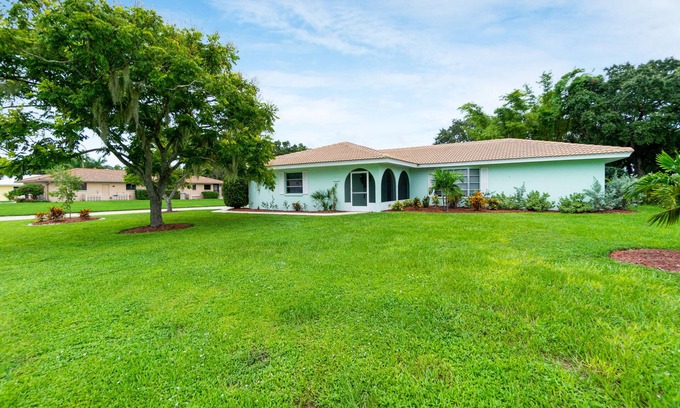 Laurel House | Welcome to your santuary! New ‘23 rates for oversized pool and quiet corner lot.