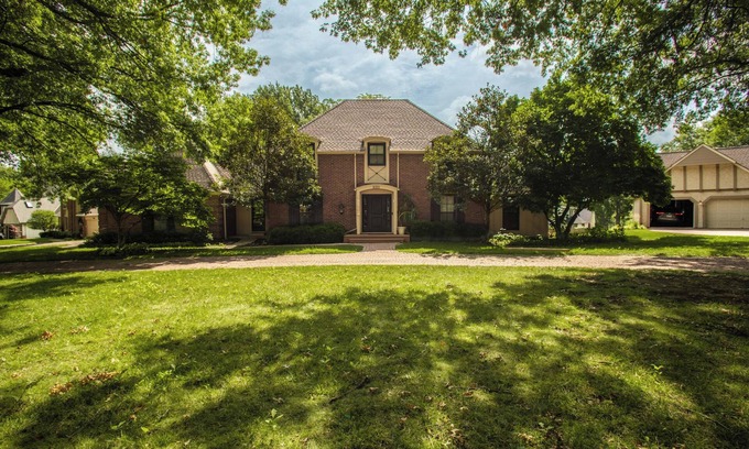 Overland Park House | Welcoming 5-bedroom house in charming Overland Park