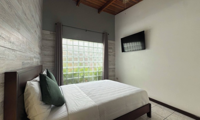 Agonia Bed & Breakfast | Welcoming bed & breakfast with AC in Alajuela, near the airport,15 minutes away.