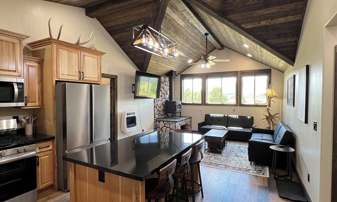 Eagar House | Welcoming brand new 3-bedroom house in Alpine