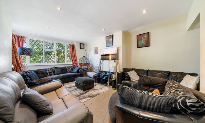 Grove Park House | Welcoming Cosy Semi-detached House