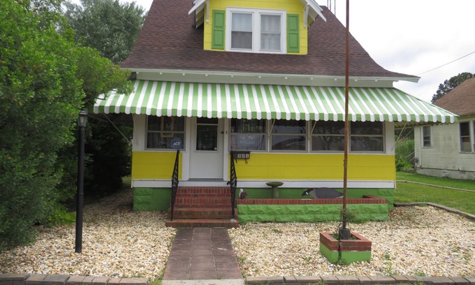Crisfield House | Welcoming cottage, near public beach and fishing pier.