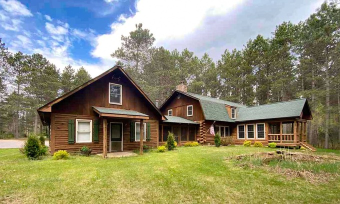 Mauston Cabin | Welcoming dog-friendly cabin with firepit, screened-in porch, game room, & yard