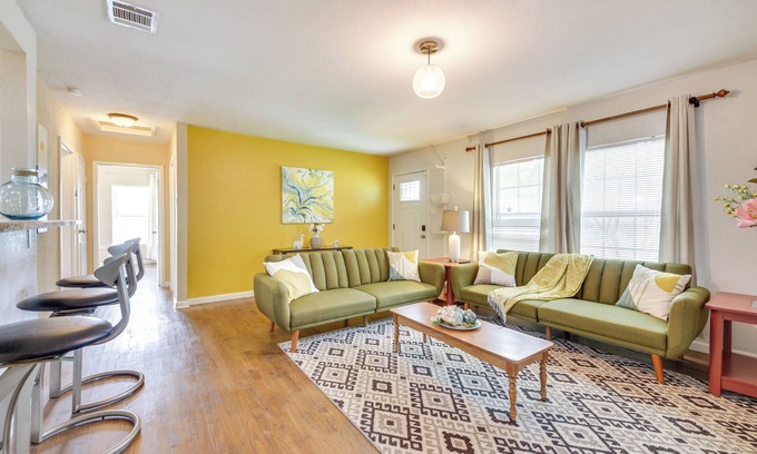 Willshire Terrace House | Welcoming Home ~ 6 Mi to Downtown San Antonio!