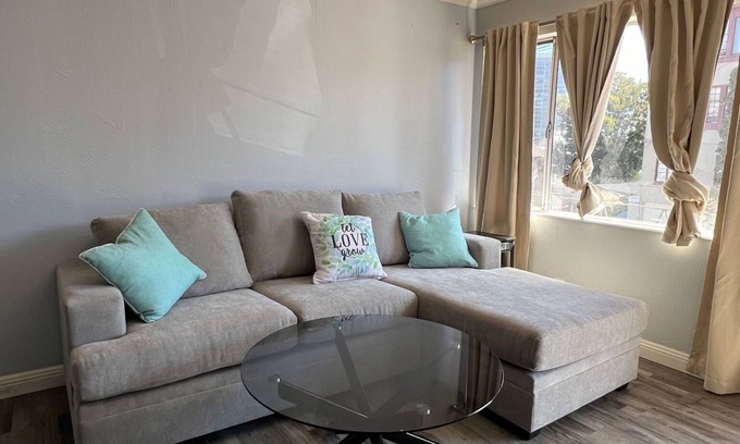 Adams Point Apartment | Welcoming Lake Merritt Parks & Gardens vibrant & cosy 1 bed/1Bath