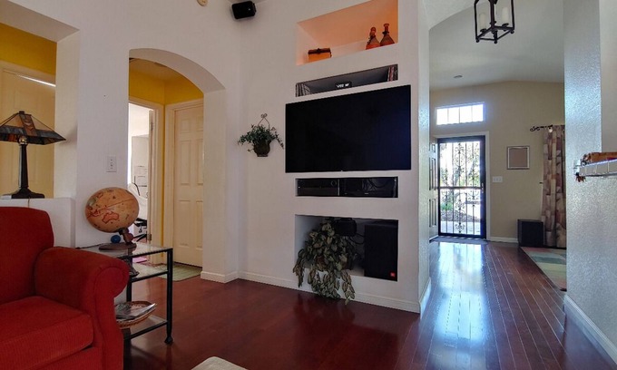 Elk Grove House | Well Appointed 2 Bedroom with Home Office in Elk Grove