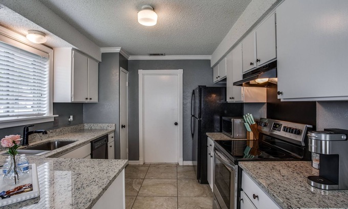 Round Rock House | Well appointed home minutes from Kalahari and Downtown