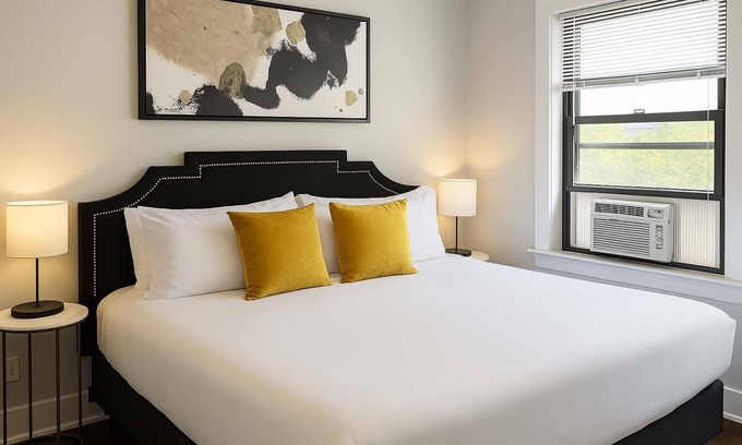 Chicago Apartment | Well-Appointed &Vibrant 2BR Apt