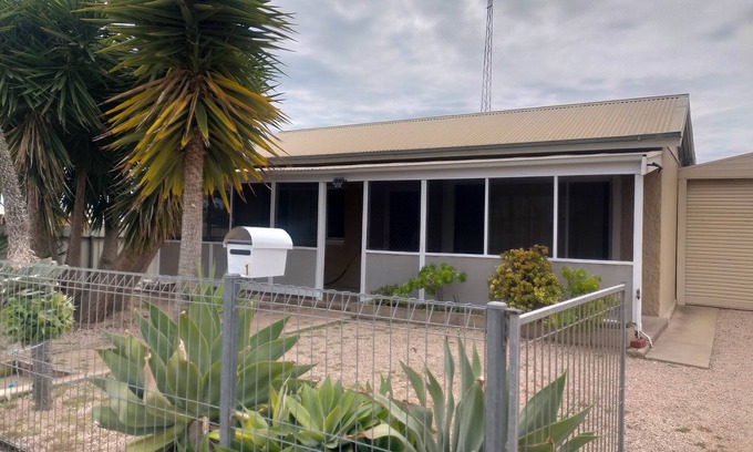 Wallaroo House | Well equipped family holiday house. Close to the beach, shops and playgrounds.