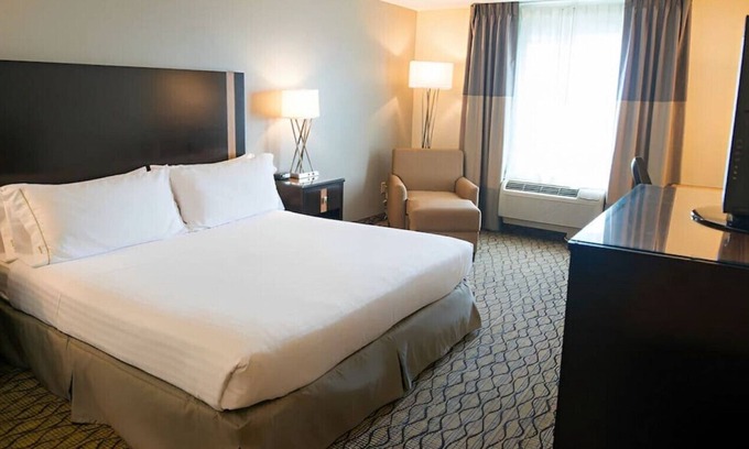 Chanhassen House | Well-Equipped Sanctuary for Your Staycation! Gym
