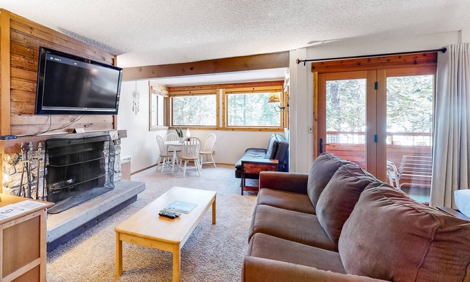 Tahoe Woods Apartment | Well-Equipped Second-Level Studio w/Free WiFi, Balcony, & Shared Outdoor Pool