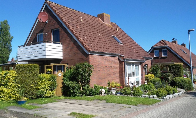 Ditzum Apartment | Well-kept apartment at the end of a quiet cul-de-sac with a view of the Ems dyke