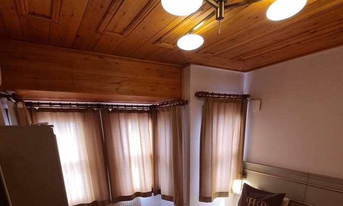 Sultanahmet House | Well located in Sultanahmet, provides air-conditioned rooms, WiFi and a lounge.