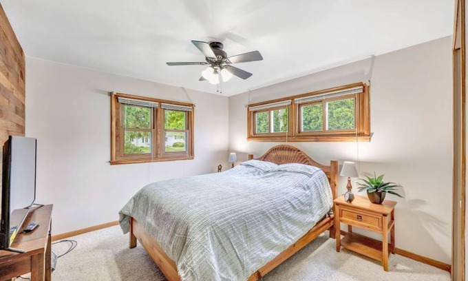 Menasha House | Well maintained home. Close to events. EAA, Packer games, Mile of Music. nnn