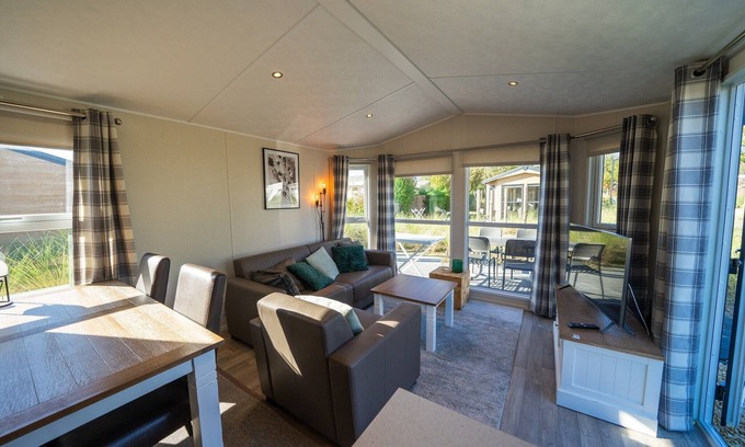 Municipality of Hellevoetsluis Ski Chalet | Well-maintained chalet with terrace