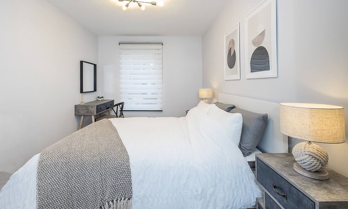 Goresbrook Apartment | Well presented and stylish 2 bedroom apartment close to Station. Free Parking!