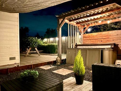 Vijfhuizen House | Wellness bungalow with jacuzzi &sauna&private garden near Amsterdam