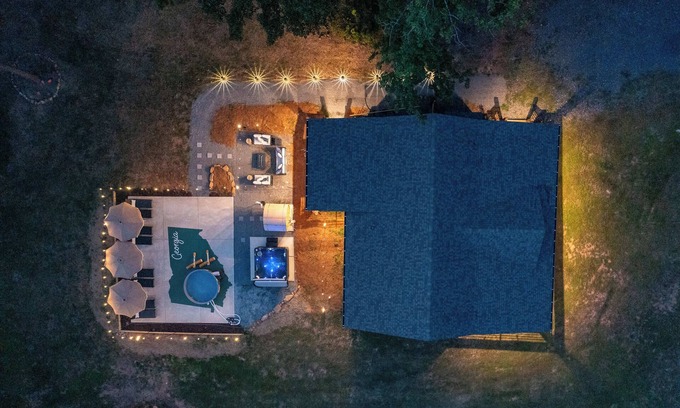 Talking Rock House | Wellness Cabin - Sauna, Cold Plunge, Hot Tub, Pool