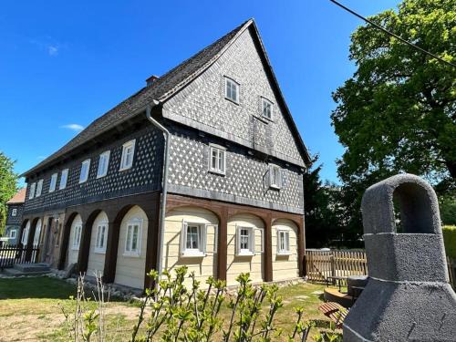 Grossschoenau House | Wellness-Ferienhaus "Hexe" - Whirlpool, Sauna & 3 Bäder auf 237 qm