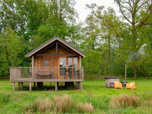 Ruinerwold House | Wellness Lodge in Dutch Meadows with Hot Tub