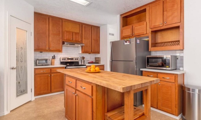East Wenatchee House | Wenatchee 1 · Work & Ski Friendly Mountain View Home w Fireplace
