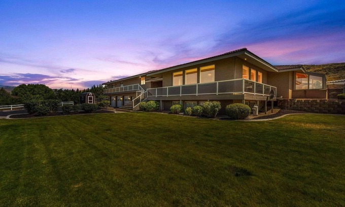 East Wenatchee Villa | Wenatchee Mansion. 6500 sqft, pool, hot tub, 7 BR, theater, billiards and more!