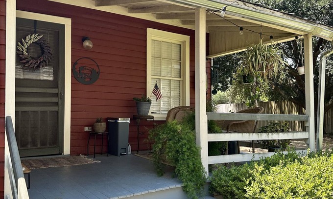 Natchez Cottage | Wensel Cottage in downtown Natchez Walking distance to most shops & restaurants.