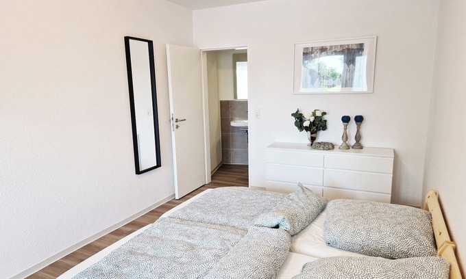 Brake Apartment | Weser Pension - Zweibettzimmer mit Eigenem Bad Nr. 3