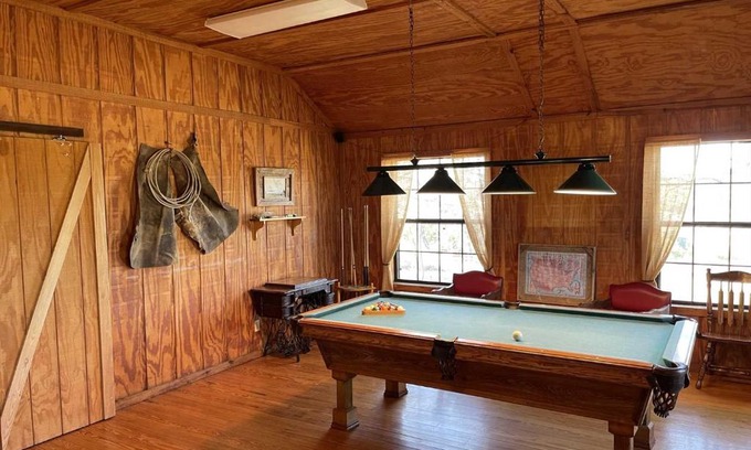 Bandera Bed & Breakfast | West 1077 Guest Ranch - Red Bud Room 11