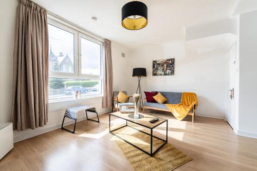 Central Aberdeen Apartment | West End 2 Bed Maisonette - Parking & Wi-Fi
