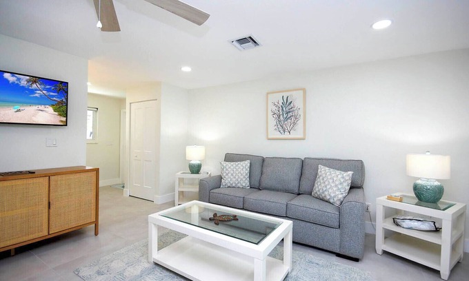 Tradewinds Cottage | West End Paradise Unit Turtle 2 - One bedroom suite w/water views