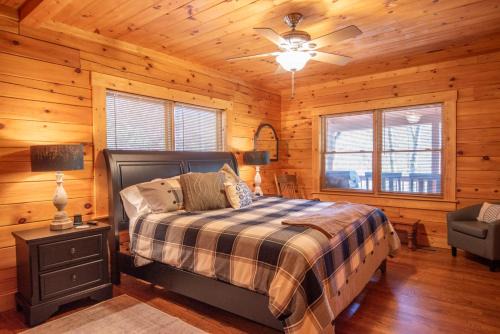 West Jefferson House | West Jefferson Cabin- Hot Tub, Fireplace, Sleeps 7