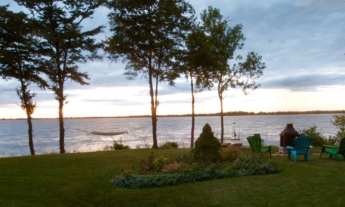 Picton Cottage | West Lake Waterfront - YomanChic Cottage