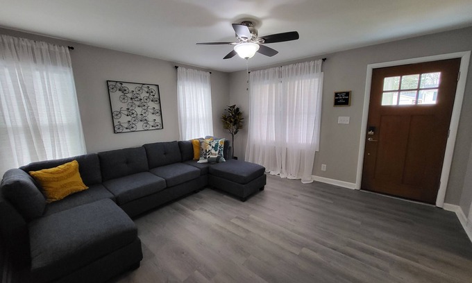 Evansville House | West Side Cottage - Cute 2 bed/1 bath, great for extended stays in Evansville!