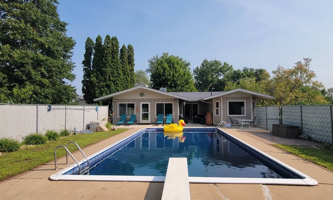 Sioux Falls House | West Sioux Falls Retreat - private 3-bedroom acreage with pool
