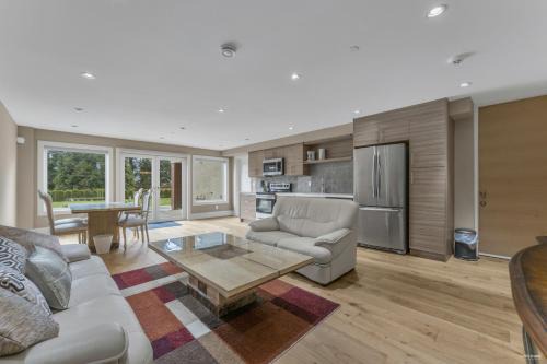 West Vancouver House | West Vancouver 1 Bedroom Suite Garden View by Moonlight B&B