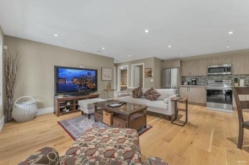 West Vancouver House | West Vancouver Cozy 2 Bedrooms Suite Garden View by Moonlight B&B