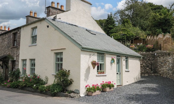 Milnthorpe Cottage | WEST VIEW, pet friendly, character holiday cottage in Milnthorpe