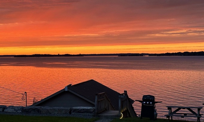 Clayton Hotel | West Winds Motel & Cottages