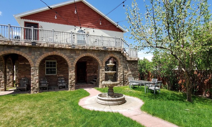 Gillette House | Western Carriage House Studio Suite- Western themed retreat- Full Kitchen & Bath