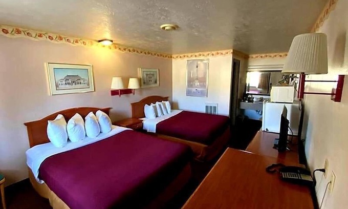 Green River Hotel | Western Inn