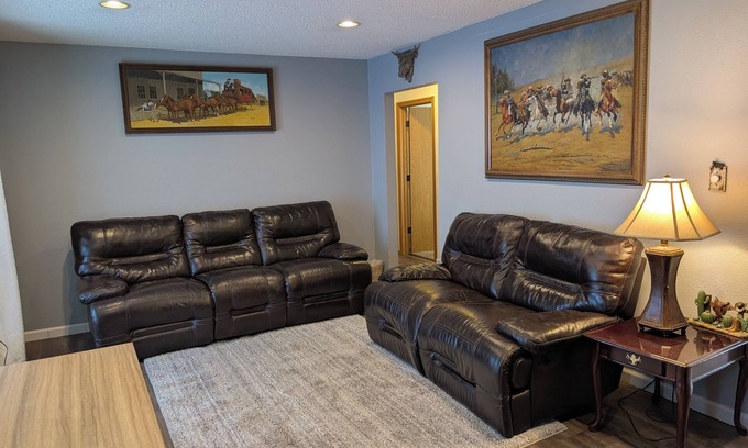 Des Moines House | Western themed 5 bedrooms 2 full baths. Walking distance to Iowa State Fair
