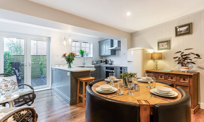 Winchester House | Westgate Cottage city centre cottage with garden