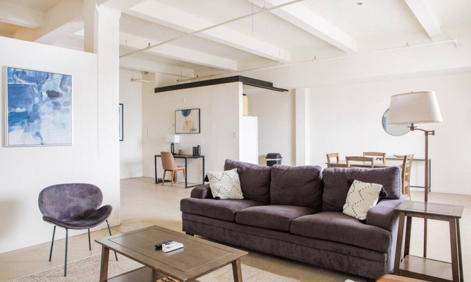 Westown Apartment | Westown 1BR Apt Near Fiserv, Baird, and Theater District