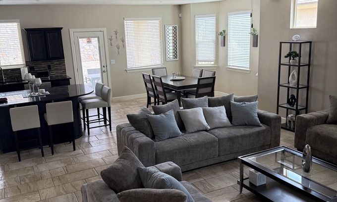 Chamberino House | Westside spot near the Outlet Mall and Providence Hospital, with easy I-10 acces