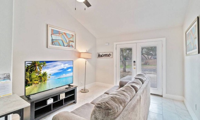 Whispering Oaks House | WeWelcome you to our Suburban Luxury Apartment