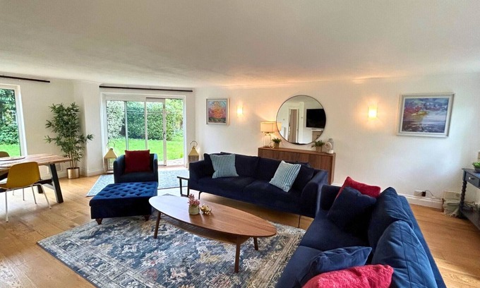 Weybridge Ski Chalet | Weybridge Stunning Five Bedroom Family Home